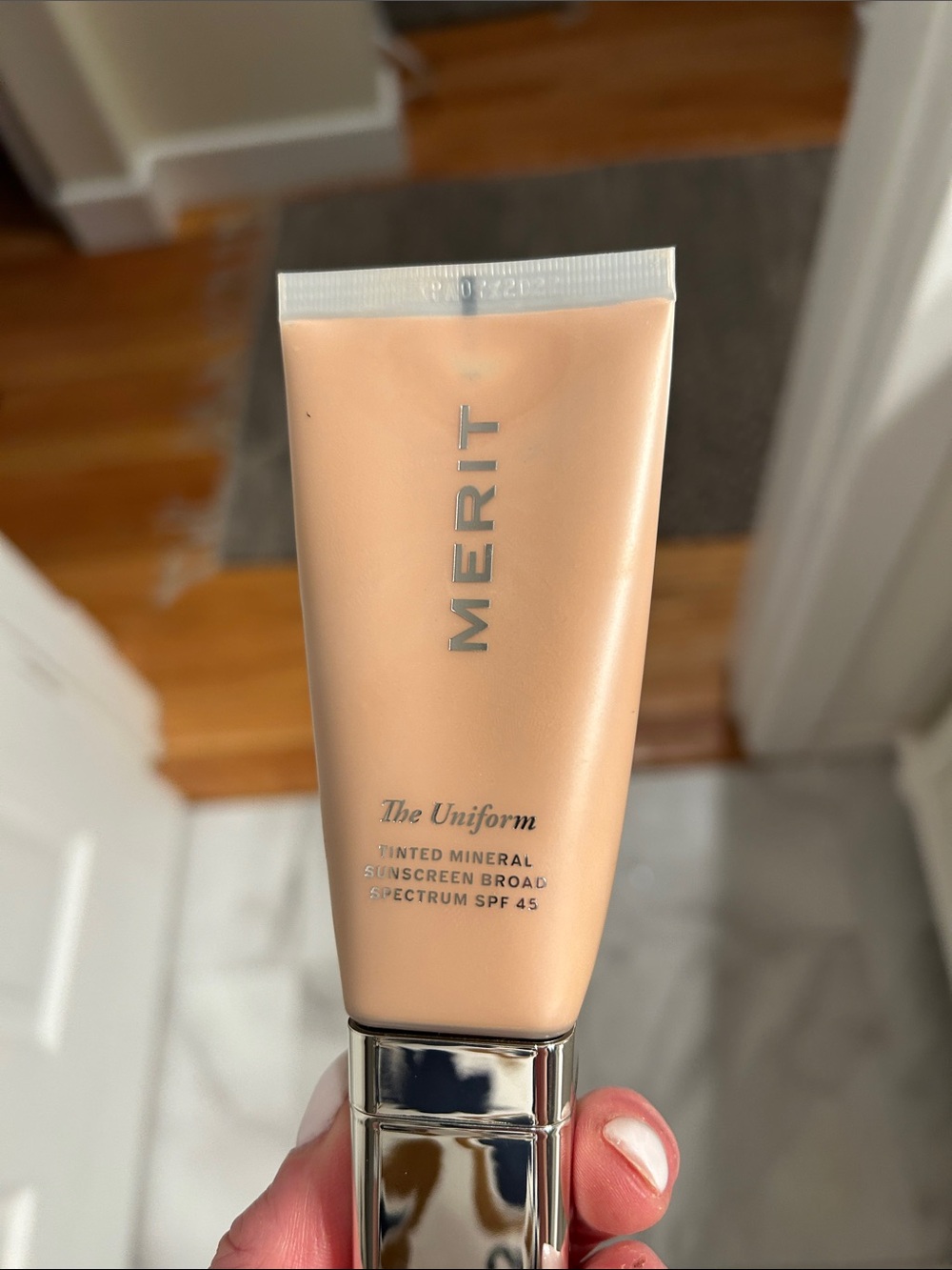 The Uniform Tinted Mineral Sunscreen SPF 45 - Color 22-light medium neutral - Picture 4 of 7